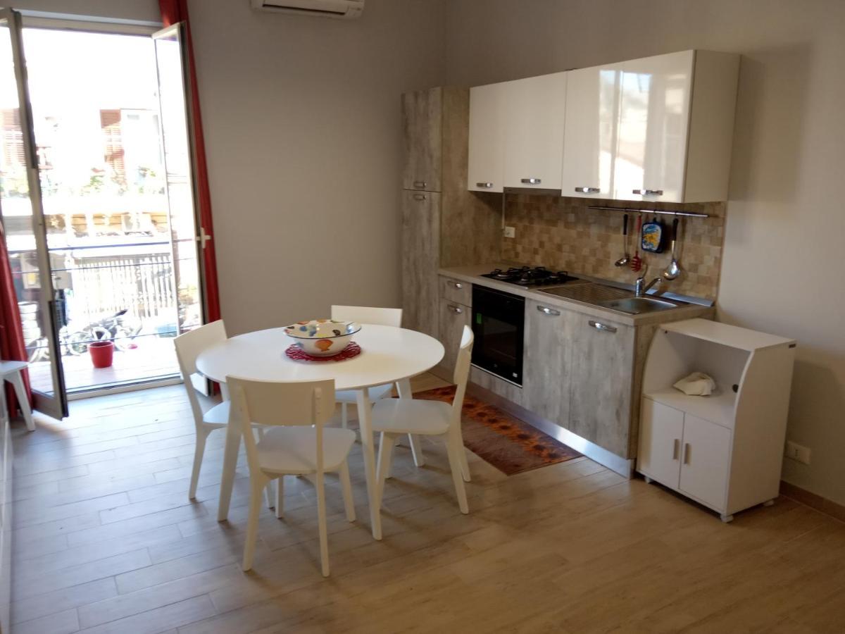 Mondello Beach Sarah House Apartment ปาแลร์โม ภายนอก รูปภาพ